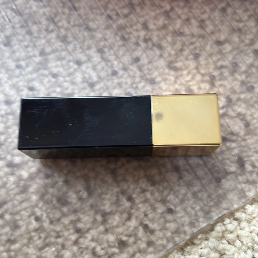 Estée Lauder pure envy No 220 powerful sculpting lipstick.